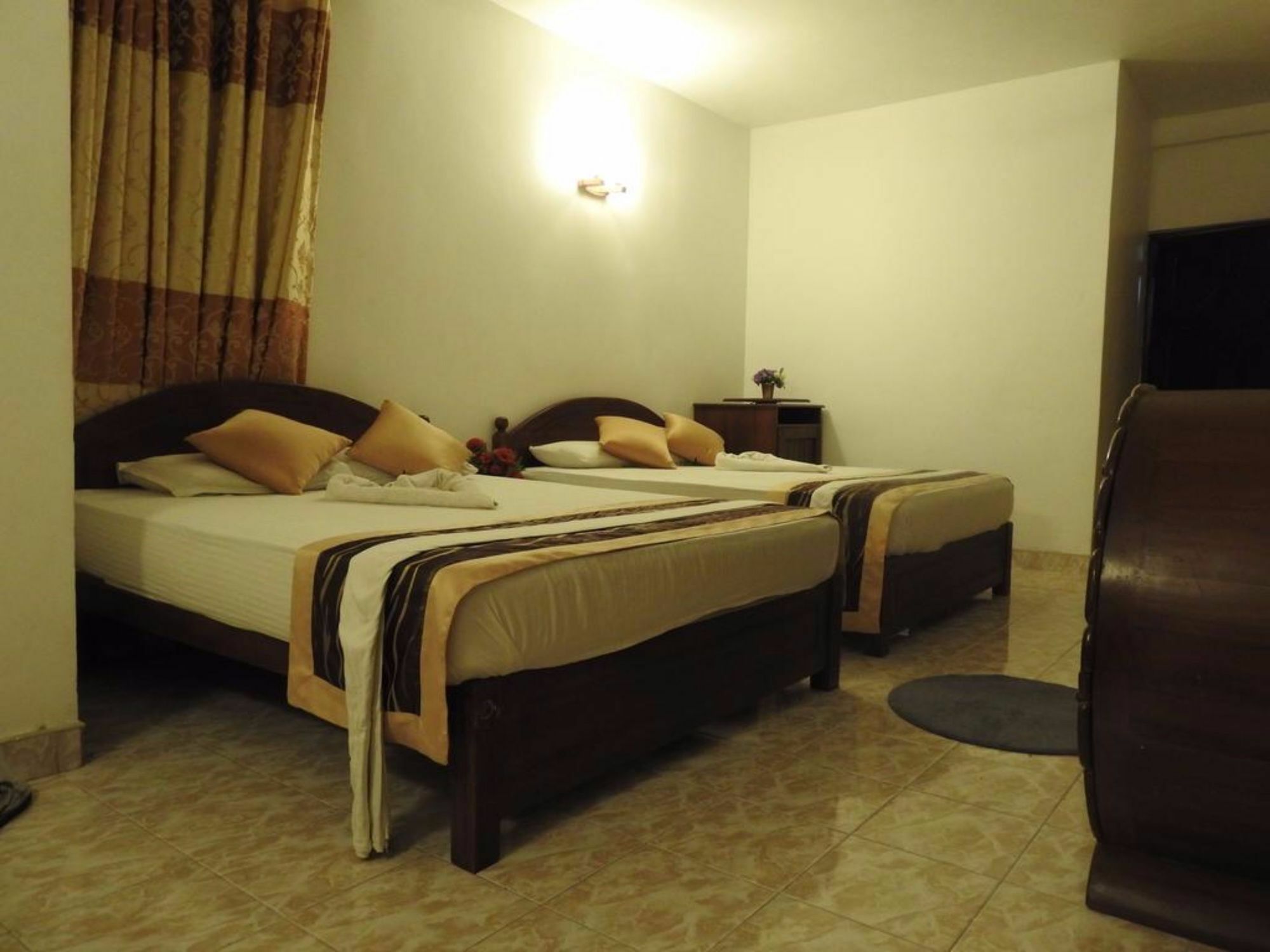 Oak Wood Inn Канди Экстерьер фото